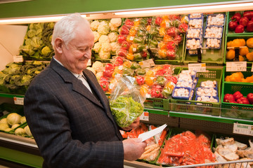 Senior beim Einkaufen von Lebensmittel im Supermarkt