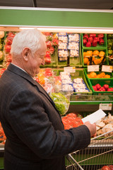 Senior beim Einkaufen von Lebensmittel im Supermarkt