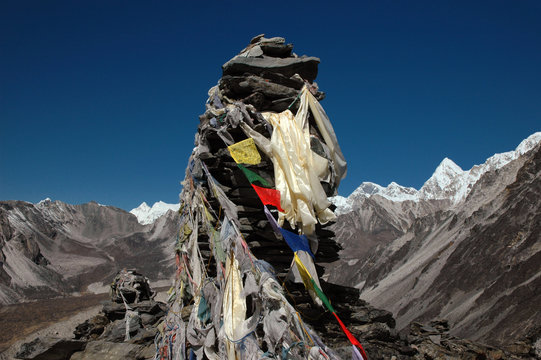 Gebetsfahnen auf einem Gipfel im Himalaja