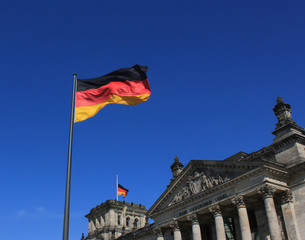 berlin -  der Reichstag mit einer Flage
