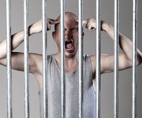 homme en prison folie fou enfermement