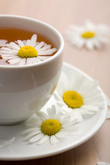 Obraz na płótnie Canvas filiżanka herbaty ziołowe i kwiatów rumianku