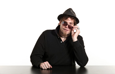 portrait de jeune homme avec chapeau en studio