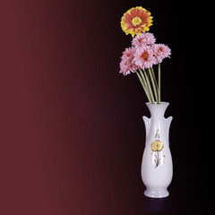 Tarjeta con flores y florero