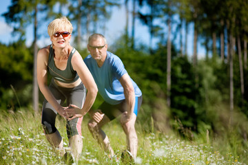 Älteres Paar treibt Sport in der Natur