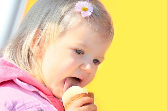 Kind schleckt Eis