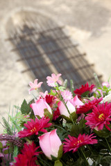 Fleurs artificielles dans un cimetière