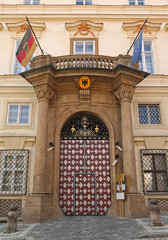 Deutsche Botschaft Prag, Vordereingang