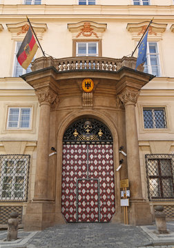 Deutsche Botschaft Prag, Vordereingang
