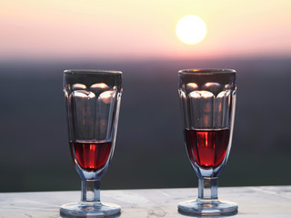Weingläser im Sonnenuntergang