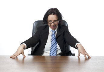 jeune femme au bureau fierté sourire