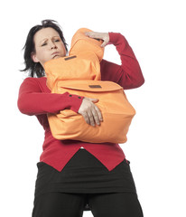 jeune femme portant des sacs de voyage