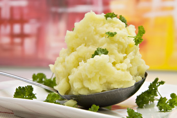 Kartoffelpüree serviert auf einer Kelle