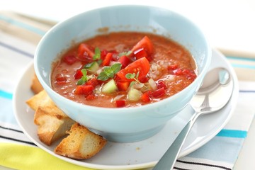 Soupe espagnole de légumes crus à base de tomates Gaspacho