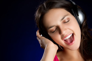 Fototapeta premium Happy Singing Girl