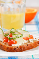 Toast with vegetables and fish.