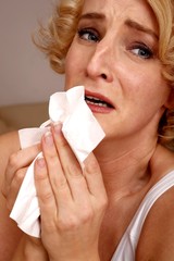 Frau mit Allergie oder Schnupfen