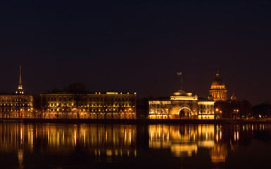 Fototapeta na wymiar Budynek Admiralicji i Katedra św Izaaka w nocy