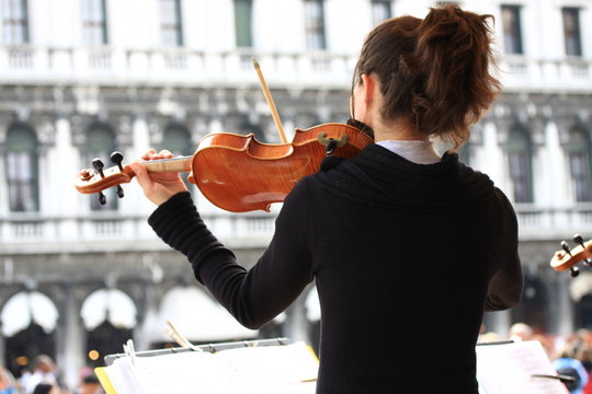 frau spielt violine am markusplatz