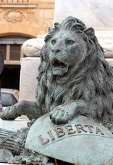 statua con leone