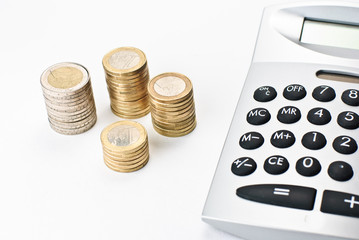 Taschenrechner mit Notizblock und Geldstapel