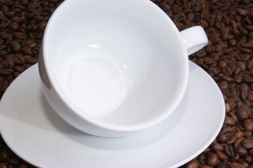 Kaffeebohnen und eine weisse Tasse