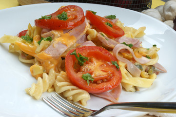 Nudeln mit gekochtem Schinken und Tomate