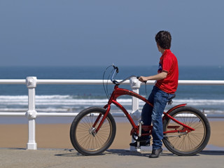Fototapeta na wymiar Joven en bicicleta