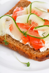 Toast with vegetables and fish.