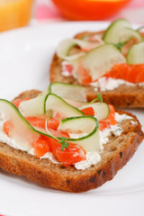 Toast with vegetables and fish.