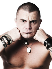 jeune homme regard noir haine