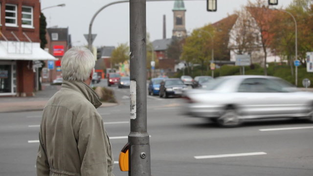 Mann an der Verkehrsampel