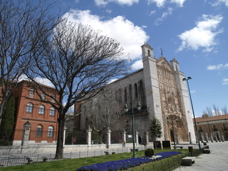 Fototapeta na wymiar Kościół Świętego Pawła i instytutu Zorrilla w Valladolid