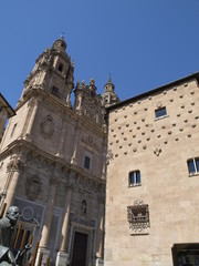 Fototapeta na wymiar Casa de las Conchas y Clerecia en Salamanca