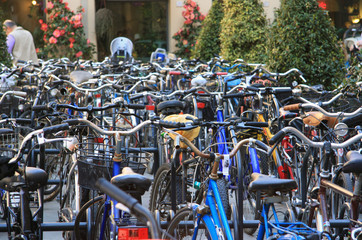 Muchas Bicicletas aparcadas