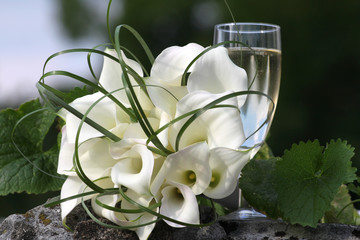 Bouquet de mariée et verre de champagne