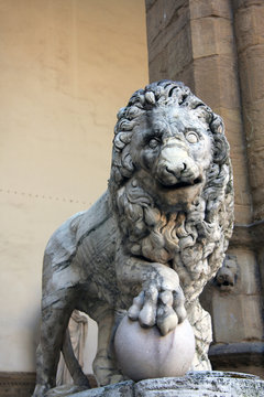 Escultura de Le&oacute;n