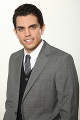 junger mann im anzug vor weißem hintergrund