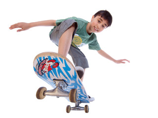 Junge fährt ein Skateboard freigestellt auf weißem Hintergrund