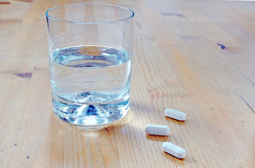 Wasserglas mit Tabletten