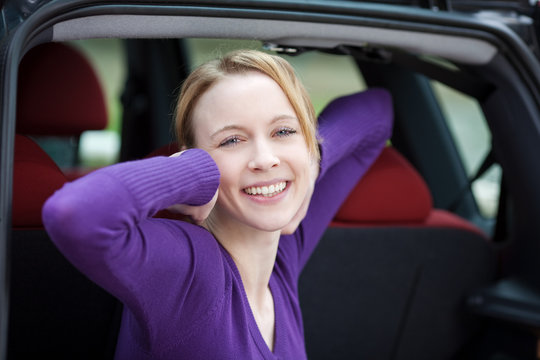 frau macht pause im auto