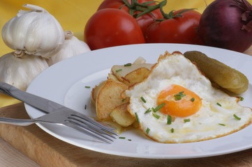 Bratkartoffeln mit Spiegelei serviert