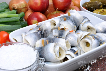 Rollmops mit Zwiebeln und Tomaten