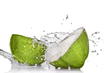Foto auf Acrylglas Spritzendes Wasser Grüne Kokosnuss mit Spritzwasser isoliert auf weiß