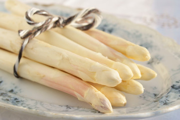 Fototapeta na wymiar asparagus at old plate