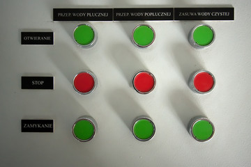 przyciski i lampki na pulpicie