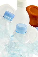 bouteilles plastiques compactées et pots, fond blanc