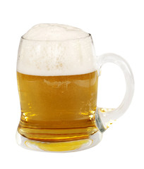 Bier im Krug freigestellt