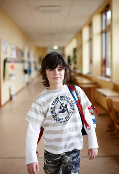 Junge in Grundschule