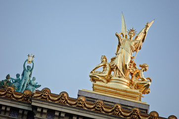 Fototapeta na wymiar Statue de l'Opera Garnier, Place de l'Opera de Paris